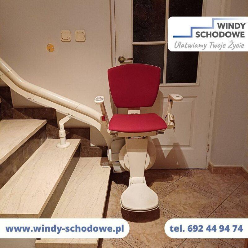 Krzesełko schodowe krzywoliniowe pomoże w poruszaniu się po schodach.jpg