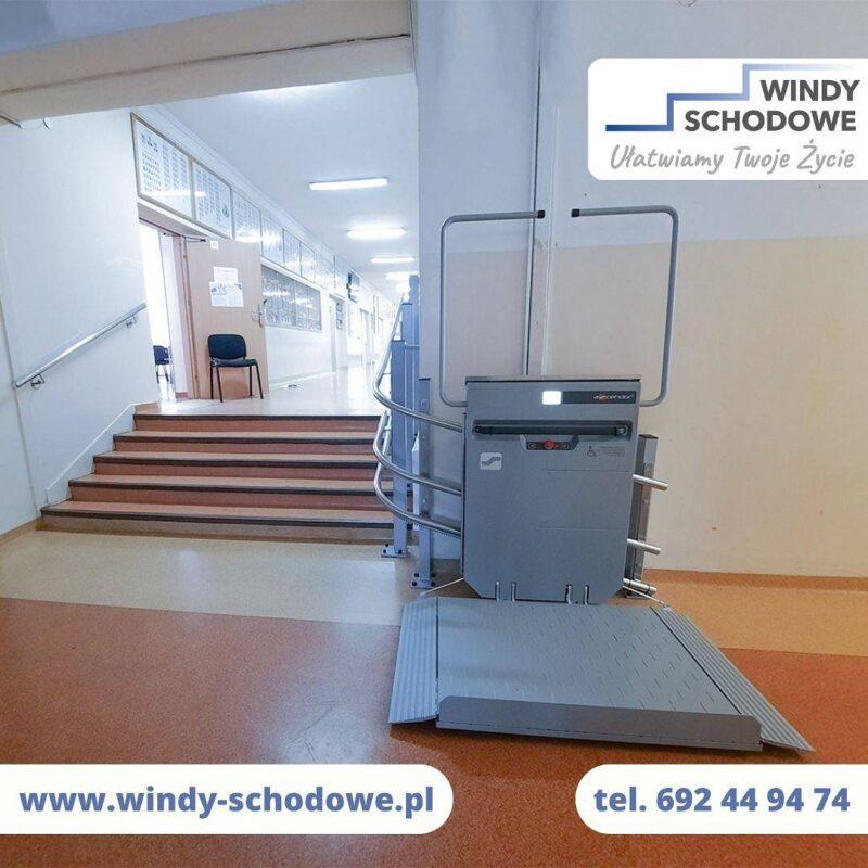 Platforma_schodowa_Ascendor_w_szkole.jpg