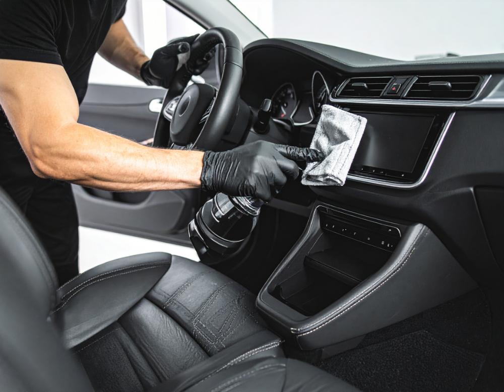 Czyszczenie wnętrza auta zimą w ramach auto detailingu